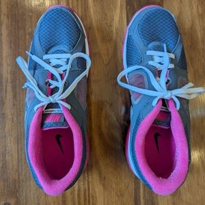 Nike Women's Gray and Pink Athletic Shoes Size 7 NWOT